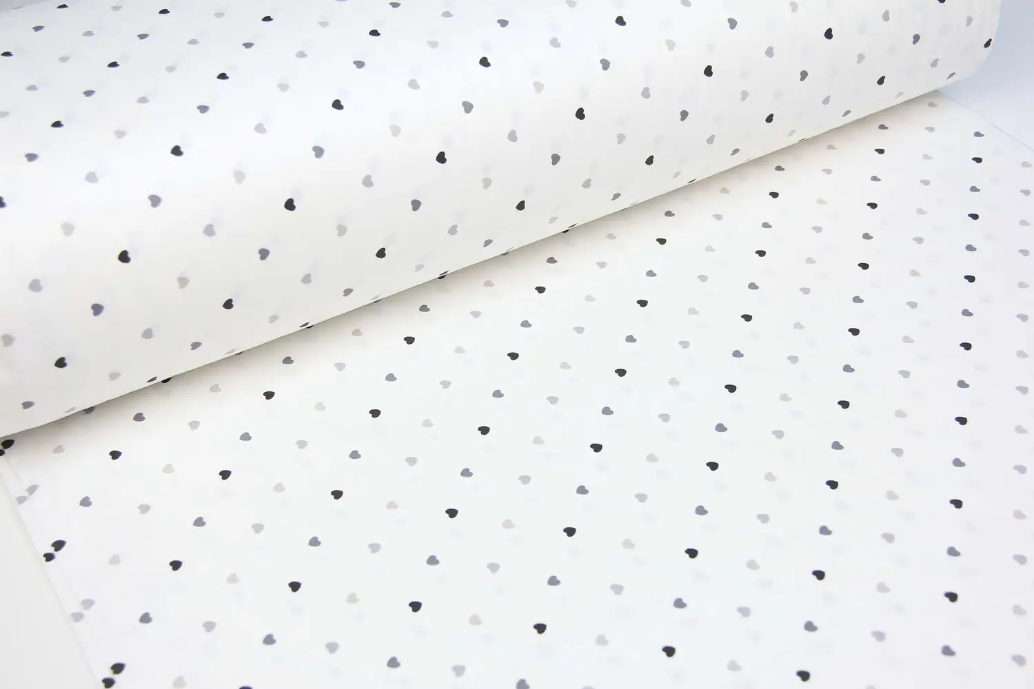 prostyradlo-z-bavovny-z-serdechkamy-sirymy-chornymy-na-bilomu-60kh72-sm-65455944538731