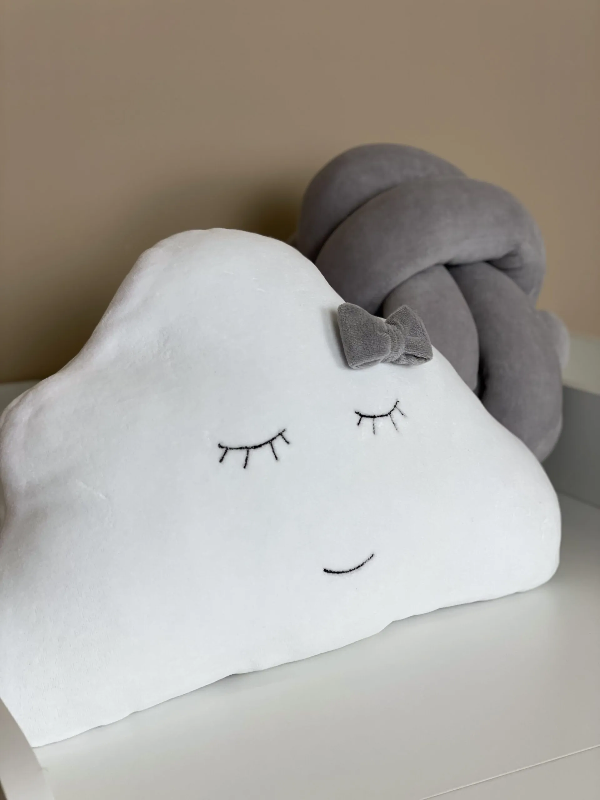 podushka-z-veliuru-khmarynka-95621435499403_-2f5eefb465